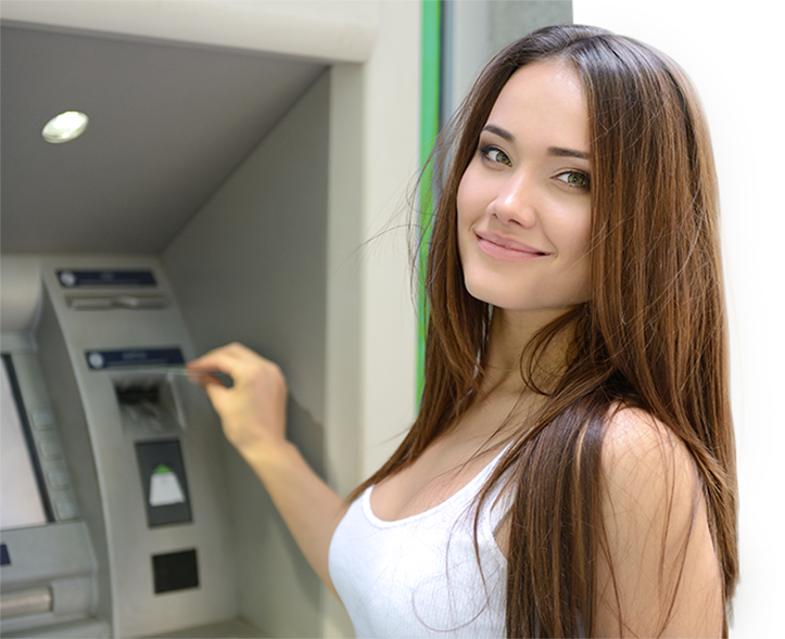 Pani wkładająca kartę do bankomatu
